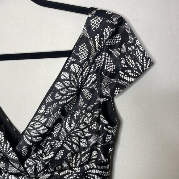 Maggy London Size 6 Black White Floral Lace Print Satin VNeck Sheath Event Dress - Picture 10 of 10